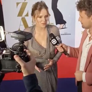 Zofia Domalik Instagram - Wczoraj odbyła się oficjalna premiera „Zołzy” w reżyserii Tomasza Koneckiego.
To był piękny wieczór! 
Od 16 września będziecie mogli zobaczyć nasz film w kinach. 
Dziękuję wszystkim, którzy sprawili, ze ten wieczór był wyjątkowy. 
Mam na sobie suknię mojego ukochanego @tomasz_ossolinski. Tomku, noszenie Twoich kreacji to czysta przyjemność. Jesteś niezastąpiony. Z Tomkiem zgadzamy się w wielu sprawach, ale przede wszystkim w tym, że moda może być również eko. Ta sukienka została uszyta dziesięć lat temu w ramach pokazu mody z okazji dwudziestolecia pracy Tomasza Ossolińskiego i odżyła po dziesięciu latach na wczorajszej premierze. Pewnie mnie w jej jeszcze zobaczycie!
Dziękuję również mojemu glam składowi, który nie zawodzi mnie od lat @adamfryzjer i @koryciorzdominika z @emeraldproject. 
Jestem Wam bardzo wdzięczna, mam nadzieję, że jeszcze niejedna premiera przed nami. 
A teraz zapraszamy do kin! 
Od 16 września ten film należy do widzów ⭐️
Ps. Na ostatnim zdjęciu jestem z Robertem z Kina Świat, który opiekował się mną przez całą premierę. Dziękuję Ci oficjalnie za tę opiekę!