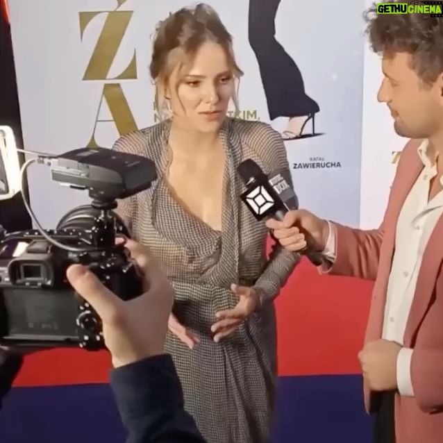 Zofia Domalik - 657 Likes - Wczoraj odbyÅa siÄ oficjalna premiera āZoÅzyā w reżyserii Tomasza Koneckiego.
To byÅ piÄkny wieczór!
Od 16 wrzeÅnia bÄdziecie mogli zobaczyÄ nasz film w kinach.
DziÄkujÄ wszystkim, którzy sprawili, ze ten wieczór byÅ wyjÄ
tkowy.
Mam na sobie sukniÄ mojego ukochanego @tomasz_ossolinski. Tomku, noszenie Twoich kreacji to czysta przyjemnoÅÄ. JesteÅ niezastÄ
piony. Z Tomkiem zgadzamy siÄ w wielu sprawach, ale przede wszystkim w tym, że moda może byÄ również eko. Ta sukienka zostaÅa uszyta dziesiÄÄ lat temu w ramach pokazu mody z okazji dwudziestolecia pracy Tomasza OssoliÅskiego i odżyÅa po dziesiÄciu latach na wczorajszej premierze. Pewnie mnie w jej jeszcze zobaczycie!
DziÄkujÄ również mojemu glam skÅadowi, który nie zawodzi mnie od lat @adamfryzjer i @koryciorzdominika z @emeraldproject.
Jestem Wam bardzo wdziÄczna, mam nadziejÄ, że jeszcze niejedna premiera przed nami.
A teraz zapraszamy do kin!
Od 16 wrzeÅnia ten film należy do widzów āļø
Ps. Na ostatnim zdjÄciu jestem z Robertem z Kina Åwiat, który opiekowaÅ siÄ mnÄ
przez caÅÄ
premierÄ. DziÄkujÄ Ci oficjalnie za tÄ opiekÄ!