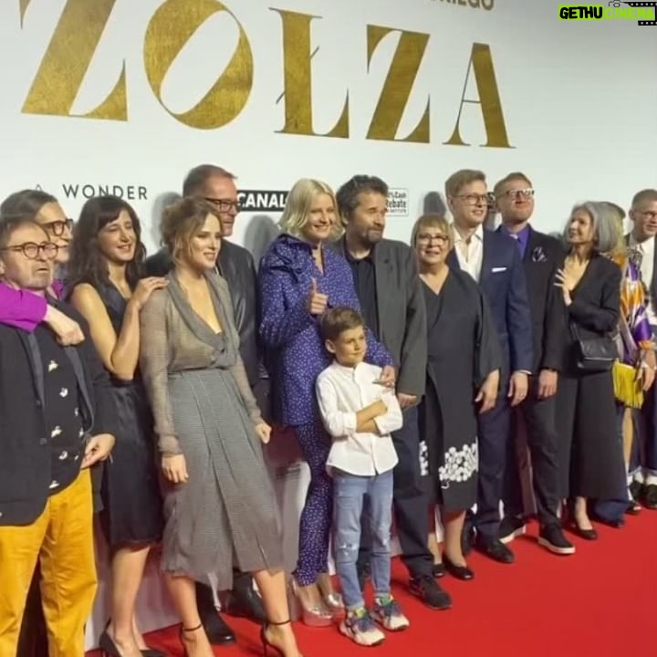 Zofia Domalik - 657 Likes - Wczoraj odbyÅa siÄ oficjalna premiera āZoÅzyā w reżyserii Tomasza Koneckiego.
To byÅ piÄkny wieczór!
Od 16 wrzeÅnia bÄdziecie mogli zobaczyÄ nasz film w kinach.
DziÄkujÄ wszystkim, którzy sprawili, ze ten wieczór byÅ wyjÄ
tkowy.
Mam na sobie sukniÄ mojego ukochanego @tomasz_ossolinski. Tomku, noszenie Twoich kreacji to czysta przyjemnoÅÄ. JesteÅ niezastÄ
piony. Z Tomkiem zgadzamy siÄ w wielu sprawach, ale przede wszystkim w tym, że moda może byÄ również eko. Ta sukienka zostaÅa uszyta dziesiÄÄ lat temu w ramach pokazu mody z okazji dwudziestolecia pracy Tomasza OssoliÅskiego i odżyÅa po dziesiÄciu latach na wczorajszej premierze. Pewnie mnie w jej jeszcze zobaczycie!
DziÄkujÄ również mojemu glam skÅadowi, który nie zawodzi mnie od lat @adamfryzjer i @koryciorzdominika z @emeraldproject.
Jestem Wam bardzo wdziÄczna, mam nadziejÄ, że jeszcze niejedna premiera przed nami.
A teraz zapraszamy do kin!
Od 16 wrzeÅnia ten film należy do widzów āļø
Ps. Na ostatnim zdjÄciu jestem z Robertem z Kina Åwiat, który opiekowaÅ siÄ mnÄ
przez caÅÄ
premierÄ. DziÄkujÄ Ci oficjalnie za tÄ opiekÄ!