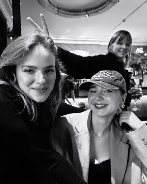 Zofia Domalik Instagram - 28 🎂🧚🏻‍♀️
dziękuję za wszystkie życzenia urodzinowe ❤️ 
Parę dni temu świętowałam w towarzystwie przyjaciół, był to wieczór wspaniały!!! 
Urodziny spędziłam w pracy, co samo w sobie było prezentem, bo pracować kocham, a za parę dni zrobię sobie prezent w postaci pójścia na wybory, do czego Was zachęcam : ))))
❤️❤️❤️
