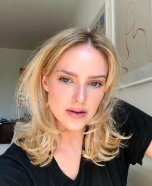 Zofia Domalik Instagram - 👋🏻🤍