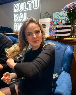 Zofia Domalik Instagram - 28 🎂🧚🏻‍♀️
dziękuję za wszystkie życzenia urodzinowe ❤️ 
Parę dni temu świętowałam w towarzystwie przyjaciół, był to wieczór wspaniały!!! 
Urodziny spędziłam w pracy, co samo w sobie było prezentem, bo pracować kocham, a za parę dni zrobię sobie prezent w postaci pójścia na wybory, do czego Was zachęcam : ))))
❤️❤️❤️