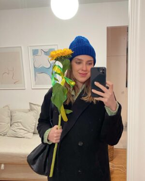 Zofia Domalik Instagram - 28 🎂🧚🏻‍♀️
dziękuję za wszystkie życzenia urodzinowe ❤️ 
Parę dni temu świętowałam w towarzystwie przyjaciół, był to wieczór wspaniały!!! 
Urodziny spędziłam w pracy, co samo w sobie było prezentem, bo pracować kocham, a za parę dni zrobię sobie prezent w postaci pójścia na wybory, do czego Was zachęcam : ))))
❤️❤️❤️