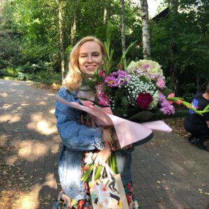 Zofia Domalik Instagram - Zakończyłam dzisiaj zdjęcia do filmu „Zołza”. Chyba nigdy tak szybko nie minął mi czas na planie!!! Co za wspaniała przygoda. Jak zawsze zreszta z Tomkiem Koneckim, naszym reżyserem. 
Dziękuję moim wspaniałym filmowym rodzicom @malgorzatakozuchowska_ i Arturowi Żmijewskiemu i całej naszej cudownej ekipie!!
Na drugim zdjęciu z moim filmowym bratem Nikodemem Mareckim, największym slodziakiem 💛☀️✨