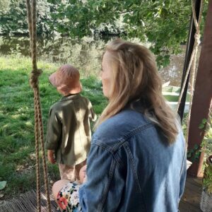 Zofia Domalik Instagram - Zakończyłam dzisiaj zdjęcia do filmu „Zołza”. Chyba nigdy tak szybko nie minął mi czas na planie!!! Co za wspaniała przygoda. Jak zawsze zreszta z Tomkiem Koneckim, naszym reżyserem. 
Dziękuję moim wspaniałym filmowym rodzicom @malgorzatakozuchowska_ i Arturowi Żmijewskiemu i całej naszej cudownej ekipie!!
Na drugim zdjęciu z moim filmowym bratem Nikodemem Mareckim, największym slodziakiem 💛☀️✨