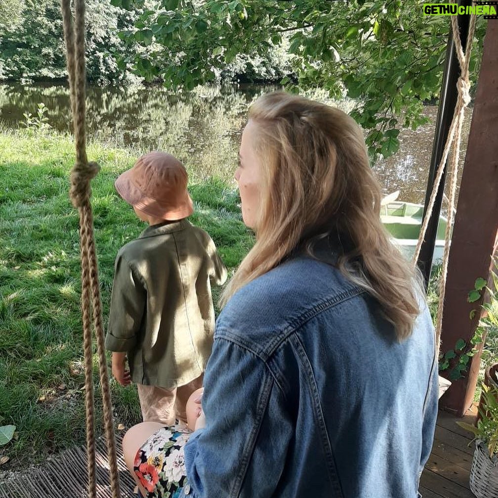 Zofia Domalik - 1.4K Likes - Zakończyłam dzisiaj zdjęcia do filmu „Zołza”. Chyba nigdy tak szybko nie minął mi czas na planie!!! Co za wspaniała przygoda. Jak zawsze zreszta z Tomkiem Koneckim, naszym reżyserem.
Dziękuję moim wspaniałym filmowym rodzicom @malgorzatakozuchowska_ i Arturowi Żmijewskiemu i całej naszej cudownej ekipie!!
Na drugim zdjęciu z moim filmowym bratem Nikodemem Mareckim, największym slodziakiem 💛☀️✨