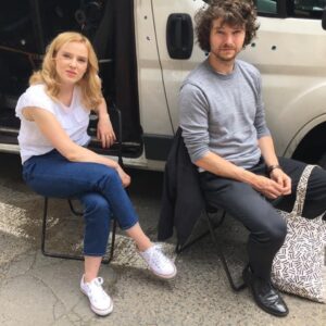 Zofia Domalik Instagram - No więc już oficjalnie!
Baaardzo się cieszę, że od 26 kwietnia na netflixie będziecie mogli obejrzeć nasz film „Gorzko, gorzko!” w reżyserii Tomasza Koneckiego!
Zdarzają się takie plany, po których ciężko się rozstać z ekipą filmową i to był jeden z nich. Ta praca to była czysta przyjemność i fantastyczna przygoda. Ostatni dzień zdjęciowy zakończył się rzewnymi łzami z mojej strony, co nawet zostało uwiecznione (slajd nr 10).
Mam nadzieję, że wejdziecie w naszą bajkę i będziecie się raczej śmiać, niż płakać w trakcie seansu.
ZAPRASZAM 🌞
@agencja.abewu