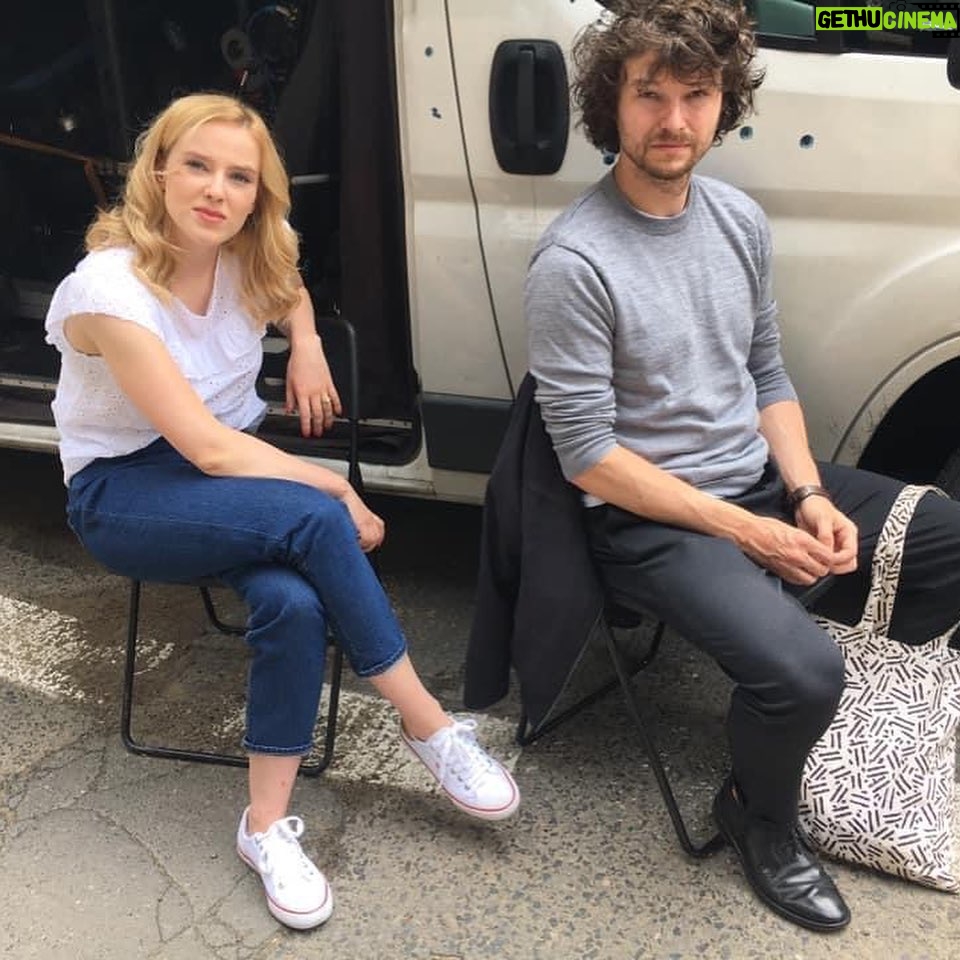 Zofia Domalik - 786 Likes - No więc już oficjalnie!
Baaardzo się cieszę, że od 26 kwietnia na netflixie będziecie mogli obejrzeć nasz film „Gorzko, gorzko!” w reżyserii Tomasza Koneckiego!
Zdarzają się takie plany, po których ciężko się rozstać z ekipą filmową i to był jeden z nich. Ta praca to była czysta przyjemność i fantastyczna przygoda. Ostatni dzień zdjęciowy zakończył się rzewnymi łzami z mojej strony, co nawet zostało uwiecznione (slajd nr 10).
Mam nadzieję, że wejdziecie w naszą bajkę i będziecie się raczej śmiać, niż płakać w trakcie seansu.
ZAPRASZAM 🌞
@agencja.abewu