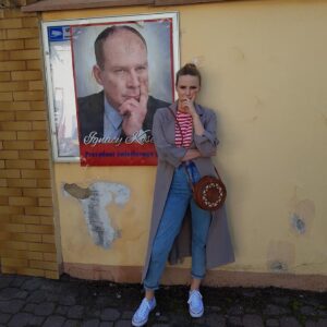 Zofia Domalik Instagram - No więc już oficjalnie!
Baaardzo się cieszę, że od 26 kwietnia na netflixie będziecie mogli obejrzeć nasz film „Gorzko, gorzko!” w reżyserii Tomasza Koneckiego!
Zdarzają się takie plany, po których ciężko się rozstać z ekipą filmową i to był jeden z nich. Ta praca to była czysta przyjemność i fantastyczna przygoda. Ostatni dzień zdjęciowy zakończył się rzewnymi łzami z mojej strony, co nawet zostało uwiecznione (slajd nr 10).
Mam nadzieję, że wejdziecie w naszą bajkę i będziecie się raczej śmiać, niż płakać w trakcie seansu.
ZAPRASZAM 🌞
@agencja.abewu