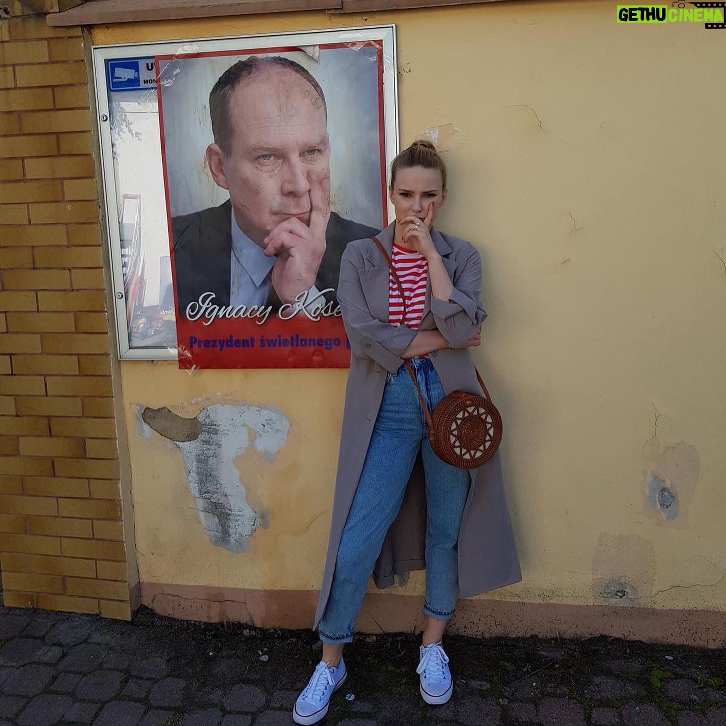 Zofia Domalik - 786 Likes - No więc już oficjalnie!
Baaardzo się cieszę, że od 26 kwietnia na netflixie będziecie mogli obejrzeć nasz film „Gorzko, gorzko!” w reżyserii Tomasza Koneckiego!
Zdarzają się takie plany, po których ciężko się rozstać z ekipą filmową i to był jeden z nich. Ta praca to była czysta przyjemność i fantastyczna przygoda. Ostatni dzień zdjęciowy zakończył się rzewnymi łzami z mojej strony, co nawet zostało uwiecznione (slajd nr 10).
Mam nadzieję, że wejdziecie w naszą bajkę i będziecie się raczej śmiać, niż płakać w trakcie seansu.
ZAPRASZAM 🌞
@agencja.abewu
