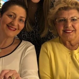 Zuhal Yalçın Instagram - Canımmmm Annemmm sen gideli 1yıl oldu 😞Kokunu, sesini ,kahkahalarını,sohbetlerimizi,inatlaşmalarımızı özledim...anne kız olmayı,çocuk olmayı,ayrılmaz parçaymışız gibi diğer yarım olmanı özledim...Kalbim ağrıyor,gözlerim sen gittin gideli görmüyor, kulaklarım işitmiyor,dilim lal oldu...eğlenmek gülmek ferahlatmıyor artık aksine vicdan azabı oluyor çoğu zaman , aynı gökyüzünün altında nefes almadığımızı bilmek korkutuyor,ben buradayım kuzum dediğinde gönlümün rahatlığı da yok artık...yaşamak deniyorsa buna yaşıyorum işte ama gel birde bana sor ...gel gör bakalım gidişinin üzerinden geçen zamanın 1asıra eşdeğer olduğunu,zamanın ve yaşamanın ne anlamsız olduğunu...gitsem de gam yemem arkanda dağ gibi duracak dediğin kişinin bir gün bile yanımda olmadığını...yok işte bunu bilmeni hiç istemezdim çok üzülürdün kahrederdin kendine bende kahrettim ama herkes kendi düzenin de yuvasın da mutlu olsun babamın ve senin gidişinden sonra kimse beni üzemez ,seninle birlikte o sayfayı da kapattım...gittiğin yer yattığın yer incitmesin...babamla gelişimi bekleyin birgün mutlaka yanınızda olacağım,kavuşacağız...sizi seviyorum...ruhun şad mekanın cennet olsun Annemmm🙏🏻❤️🌹