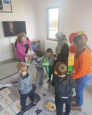 Zuhal Yalçın Instagram - Ordu Ünye de Şehit Eren Bülbül adına sevgili kardeşim @banuakdeniz tarafından yapılan özel eğitim anaokulunu ziyaret ettim.3Aralık dünya engelliler günü için yapılan provalarını izledim,müdüründen çay getiren kıymetli çalışanlarına kadar herkesin önce yüreklerini sonra ne kadar büyük emek verdiklerini gördüm.Velilerin okulları için yaptıkları da paha biçilemez. @orduilmilliegitim Ordu İl Milli Eğitim  müdürümüz sayın @mehmetfatihvargeloglu nun da hassasiyeti okuldan ellerini çekmeyişleri  de ayrıca mutluluk kaynağım oldu 🙏🏻 İyi ki varsınız. ❤️ Her birey engelli adayıdır. #dünyaengellilergünü