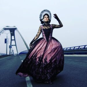 Zuzana Fialová Instagram - Aky je dnes deñ? Dnes je dnes. Moôj najoblúbenejší deñ. A okrem toho narodeninovy! A všetko najlepšie Vám želám k mojim narodeninám, nech sa stane. Dakujem za všetky pekné správy, ktorè mi od rána chodia. Je to dojemné a spríjemnilo@mi to už dve narohodiny čakania na letisku. Na fotke je môj život v skratke.Nezabudnút na minulost ale ist vpred. Nikdy neujst z boja, nebat sa rán, ze sa nezahoja... a milovat.💜#actor foto @martin_crep_photography #narodeniny #bratislava
