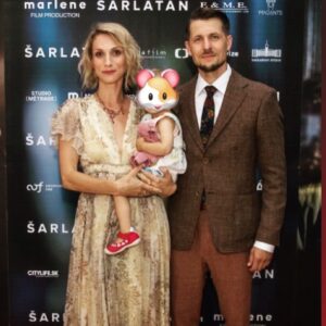 Zuzana Kanócz Instagram - A toto je už premiéra v Bratislave. Áno , boli sme aj tu aj v Prahe traja. Spolu. A som veľmi rada. Malo to pre nás aj druhý rozmer. Že aj diéťa môže byť súčasťou našich “oficialít”. A vďaka nej sme ich prežívali menej oficiálne, viac uvoľnene a radostne.  Nie dieťa neutrpelo žiadnu ujmu😁Našli sme strednú cestu ktorá bola zhodná aj pre nás aj pre ňu:))) jedla, pila,spala vtedy keď potrebovala. Fotografovaniu sa vyhnúť nedalo, s tým sme museli rátať, ajked viete že do médií, hlavne do bulváru deti odmietame dávať. Ale viete čo ? Pri tejto jedinečnej a dôležitej príležitosti mi to vôbec nevadí. Sa mi to aj páči❤️boli sme proste spolu počas veľkej udalosti v Jurajovom živote , a teda aj našom 🦋 ajked staršie dve si práve užívali prázdniny so sesternicami v KE, no možno po tejto skúsenosti prídeme na ďalšiu premiéru už v plnom počte ☀️🌙✨. Ďakujem za krásne šaty @zuraba_studio_de_creation  už po 3 krát som bola spokojná 🤍#nosimsk A za vlásky najlepšiemu kadernictvu
@you_hairstyling  Ďakujem Adi a Majka💋💋💋💋
