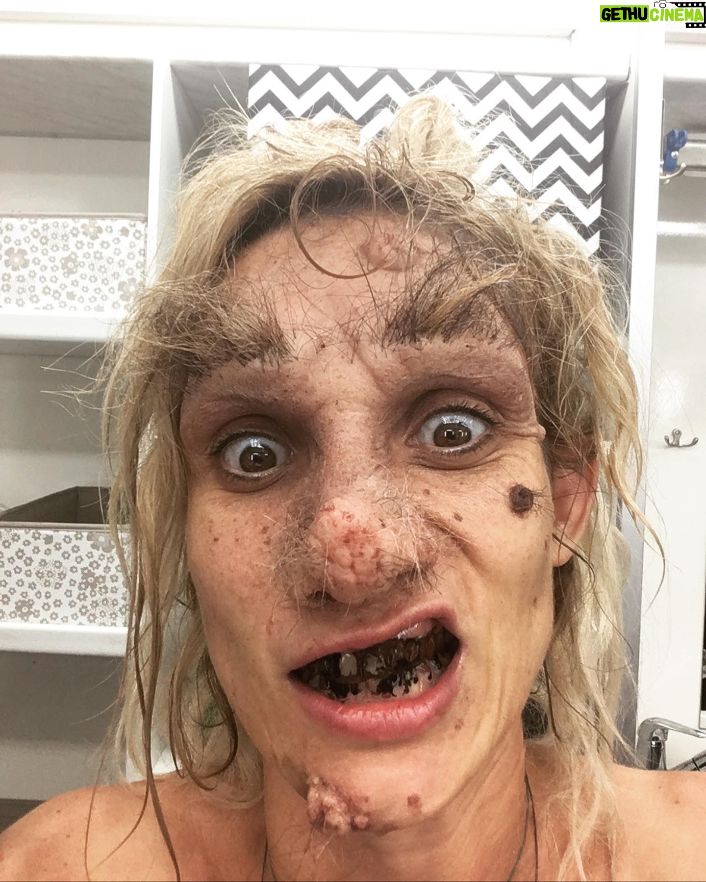Zuzana Kanócz - 1.8K Likes - 🐷 Tak na toto som sa veľmi tešila . 4 hodiny v maskérskom kresle, cca 1 hodina pred kamerou , cca 5 sekúnd vo výsledku na konci rozprávky. A to ešte neviem koľko času strávil maskér v dielni prípravou nosa obočia a bradavíc . Vzdávam hold všetkým umeleckým maskérom!!! Moje české maskérske trio bolo dokonalé. Ďakujem Vám !!! 🤍
.
@jakubzombifx 🧟♀️
@petra.smelko
.
.
#movie #onset #rozpravka #oliecivejvode #makeup #makeupartist