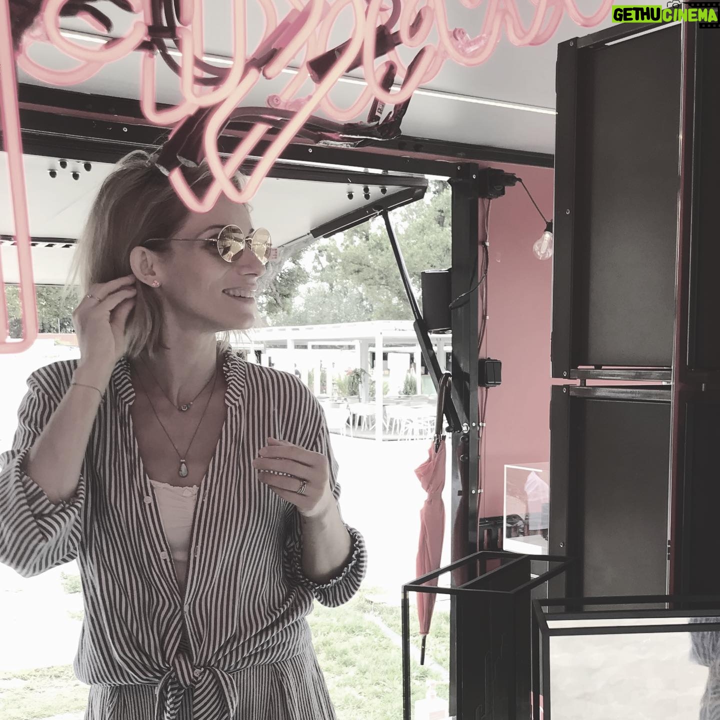 Zuzana Kanócz - 613 Likes - 🌴Ak budete na Tyršáku skočte si do Ray-Ban stánku vyskúšať úplne najnovšie modely tejto , myslím, že veľmi obľúbenej značky . Sú krásne a veru je z čoho vyberať 😅 A ak nie ste na tyrsaku tak tam choďte ! Ešte dnes a zajtra na vás čakajú ochotní a milí ľudkovia z @rayban 😎. Tiež som sa dlho rozhodovala že ktoré ... vyhrali okrúhle kovové 🐼😂 cítim sa v nich šmrncovne, by som povedala 🦋sú krásne !!! #rayban #raybansunglasses #leto #tyrsak #bratislava #okuliare #slnko #slnecneokuliare #summerstyle #summermood
