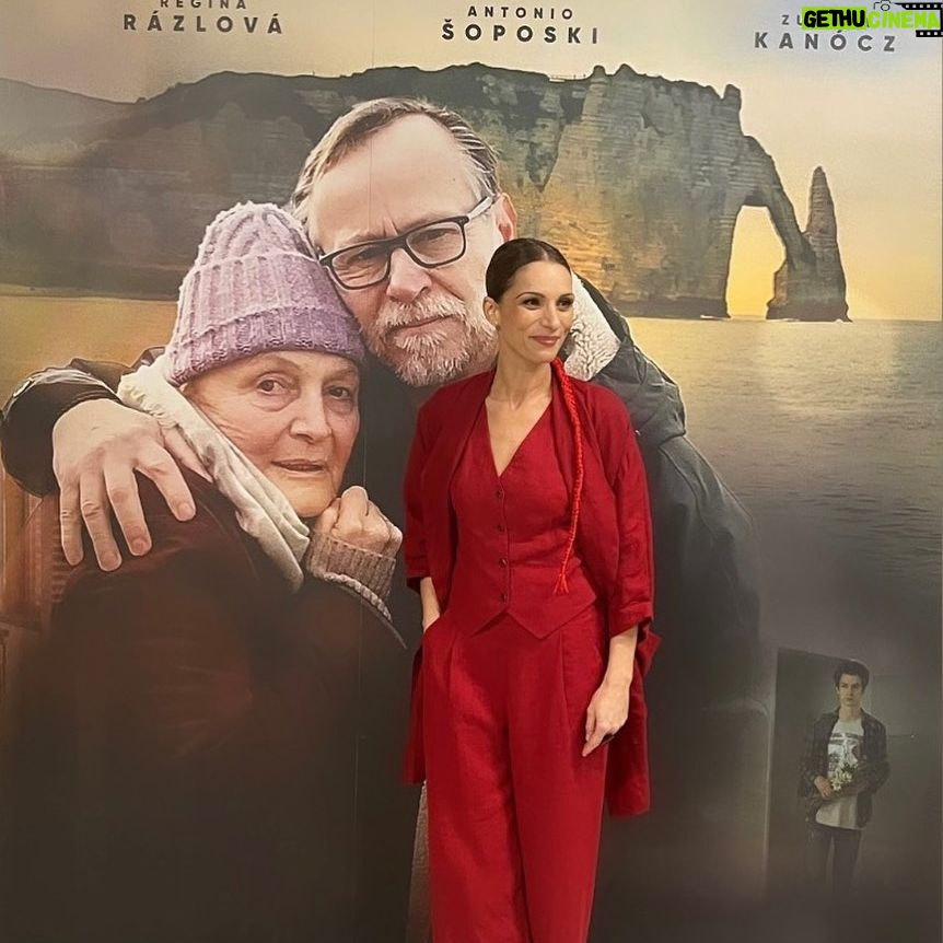 Zuzana Kanócz - 1K Likes - Premiéra dojímavého filmu Tancuj Matildo. Ďakujem @colombiana_design že nápad, isť na premiéru v ľanovom a ešte k tomu v zime (vraj ľan sa v zime nenosí,sa vraví) , že ten nápad prijala a tak sme mohli spolu vytvoriť tento červený outfit v ktorom som sa cítila pohodlne a krásne ❣️cop od @zmotala_official dal tomu ten spravny šmrnc ❣️ najviac som si ho zamilovala❣️ ďakujem tiež @zuski.zlasky že vďaka jej staroslivosti o moju pleť som sa citila aj s minimálnym makeupom sebavedomo a pekne ❣️