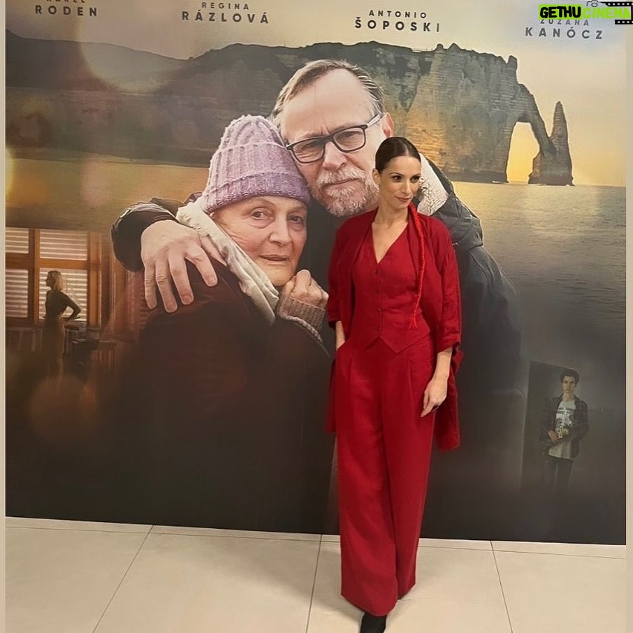 Zuzana Kanócz - 1K Likes - Premiéra dojímavého filmu Tancuj Matildo. Ďakujem @colombiana_design že nápad, isť na premiéru v ľanovom a ešte k tomu v zime (vraj ľan sa v zime nenosí,sa vraví) , že ten nápad prijala a tak sme mohli spolu vytvoriť tento červený outfit v ktorom som sa cítila pohodlne a krásne ❣️cop od @zmotala_official dal tomu ten spravny šmrnc ❣️ najviac som si ho zamilovala❣️ ďakujem tiež @zuski.zlasky že vďaka jej staroslivosti o moju pleť som sa citila aj s minimálnym makeupom sebavedomo a pekne ❣️