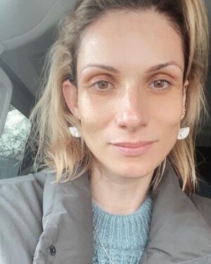 Zuzana Kanócz Instagram - Po diagnostike pleti u @zuski.zlasky som si zobrala potrebnú kozmetiku ktorá mi bola odporúčená podla výsledkov stavu mojej pleti. Bola som príjemne prekvapená že napriek tomu že je moja pokožka dosť namáhaná a po 40ke , je na tom celkom dobre :) No napriek tomu je niečo s čím si neviem rady. A to je pokožka krku. Už dlhšiu dobu sledujem že aj napriek starostlivosti výrazne stráca pružnosť a vrásky ktoré tam mam od malička sú viditelne stále viac :)) ( také tie zárezy na baculatom krku dieťaťa) Zuski mi poradila rádiofrekvenčnú terapiu a tiež odporúčila spevňujúci fluid na dekolt a krk od Phyt´s. Používam ho teda rano a večer po vyčistení pokožky a rádiofrekvencie sme si nastavili na každý tyždeň jedno ošetrenie počas dvoch mesiacov. Zatial som bola 2x a fluid poživam pravidelne a mam pocit že už teraz vidím zlepšenie :)) uvidíme ako to pôjde ďalej. Každopádne som spokojná už teraz:)) Ďakujem Zuski 💫 ⛔️Prosim bulvár a médiá aby nepoužili tento môj post ako dennú ´senzáciu ´! Píšem to sem pre moje sledovatelky ktoré by sa chceli inšpirovať a pre šírenie kvatitných služieb . Nie pre kŕmenie bulváru !  A to platí pre všetky moje posty !!! Ďakujem za rešpektovanie môjho priestoru a majetku.