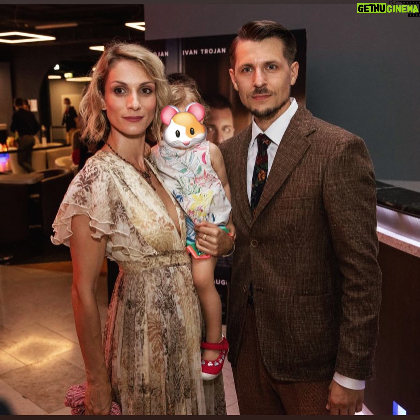Zuzana Kanócz - 1.9K Likes - A toto je už premiéra v Bratislave. Áno , boli sme aj tu aj v Prahe traja. Spolu. A som veľmi rada. Malo to pre nás aj druhý rozmer. Že aj diéťa môže byť súčasťou našich “oficialít”. A vďaka nej sme ich prežívali menej oficiálne, viac uvoľnene a radostne. Nie dieťa neutrpelo žiadnu ujmu😁Našli sme strednú cestu ktorá bola zhodná aj pre nás aj pre ňu:))) jedla, pila,spala vtedy keď potrebovala. Fotografovaniu sa vyhnúť nedalo, s tým sme museli rátať, ajked viete že do médií, hlavne do bulváru deti odmietame dávať. Ale viete čo ? Pri tejto jedinečnej a dôležitej príležitosti mi to vôbec nevadí. Sa mi to aj páči❤️boli sme proste spolu počas veľkej udalosti v Jurajovom živote , a teda aj našom 🦋 ajked staršie dve si práve užívali prázdniny so sesternicami v KE, no možno po tejto skúsenosti prídeme na ďalšiu premiéru už v plnom počte ☀️🌙✨. Ďakujem za krásne šaty @zuraba_studio_de_creation už po 3 krát som bola spokojná 🤍#nosimsk A za vlásky najlepšiemu kadernictvu
@you_hairstyling Ďakujem Adi a Majka💋💋💋💋