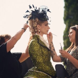 Zuzana Kanócz Instagram - Točiiime!!! 🧚🏻‍♀️V krásnych kostýmoch , na krásnych miestach , s krásnymi ľudmi . Ďakujem 🙏🏻 #behindthescenes #movie #film #makingof #slovakfilm #rozpravka #smolenice #cervenykamen #actress