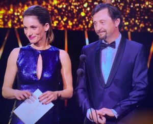 Zuzana Kanócz Instagram - Mala som tú česť odovzdávať jednu z  národných filmových  cien  @slnko_v_sieti .  Bol to výnimočný večer kedy slobodne  odozneli  silné , úprimné a pravdivé slová .  Všetkým oceneným  a nominovaným  zo srdca blahoželám .  Ďakujem @mikloskofashiondesign za krásne šaty 💙  Majke Repkovej 💋za make up  @lukaslatinak tebe  ďakujem za Teba 💗