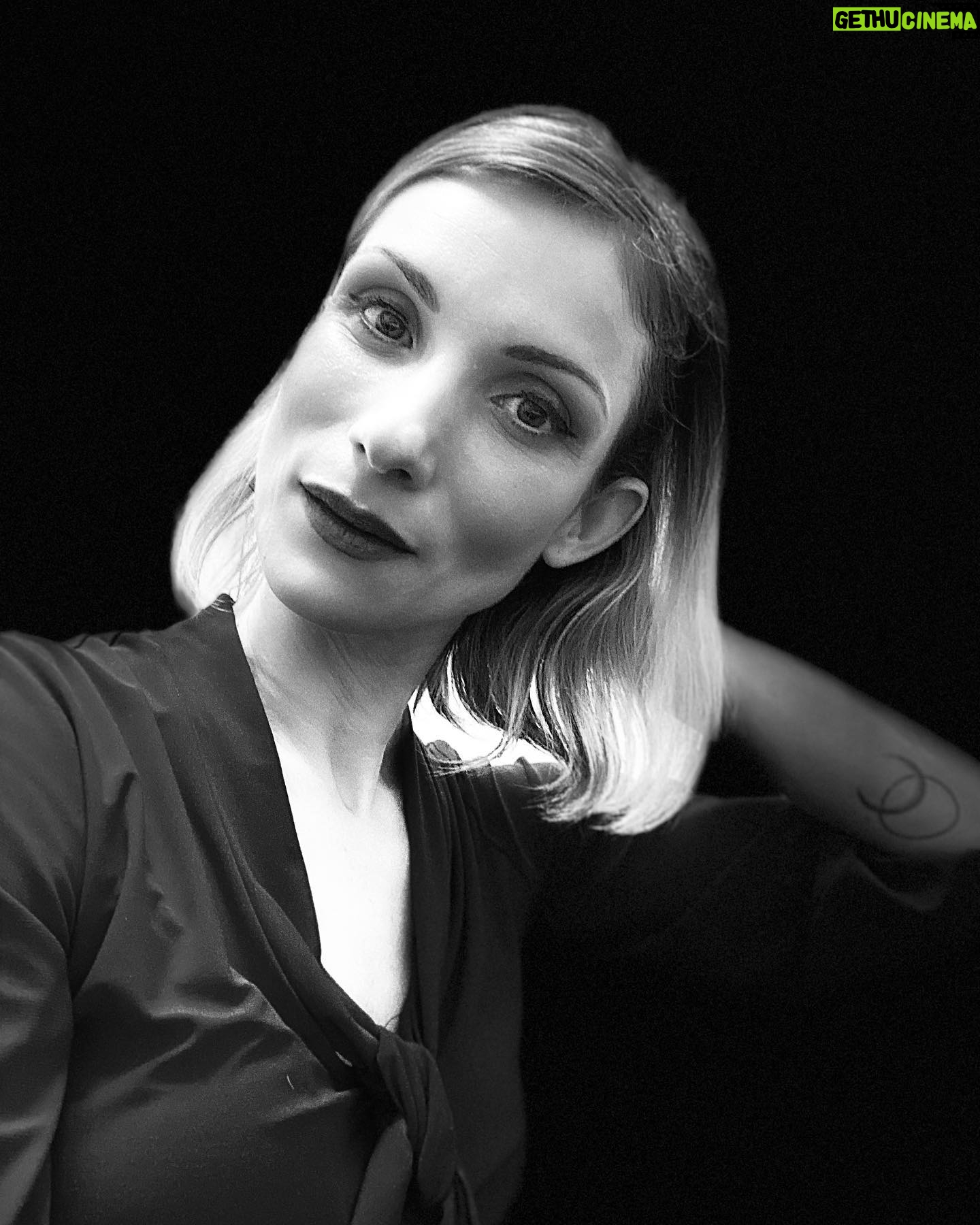 Zuzana Kanócz - 1K Likes - “Teraz , keď už sme sa naučili lietať v povetrí ako vtáci a potápať sa ako ryby , nam zostáva už len jediné - naučiť sa žiť na zemi ako ľudia .” - George Bernard Shaw