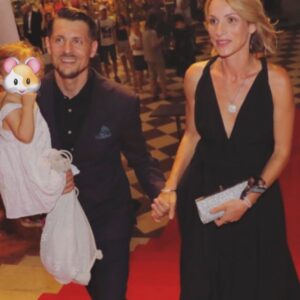 Zuzana Kanócz Instagram - Bol to pre nás veľký deň 🦋Hlavne teda pre Juraja. Dlhoočakávaná Pražská premiéra filmu Šarlatán, kde zahral po boku Ivana Trojana neskutočne dobre.Vždy som vedela že je Juraj mimoriadne dobrý herec, ale ajtak ma svojim výkonom prekvapil ❤️O Ivanovi ani nehovorím! Proste hrali ako páni, a dovolím si trvrdiť že doteraz ani jeden nezahral tak dobre a výnimočne ako v tomto filme. Nie...Oni totiž nehrali. Oni to žili .  Verím že toho boli schopni aj vďaka režisérke a žene s veľkým srdcom Agniezska Holland 🤍. Bol to silný zážitok , krásny večer v spoločnosti tvorcov a umelcov na svetovej úrovni. Snímam klobúk pred všetkými!! Vytvorili ste krásne a výnimočné dielo, ktoré zanechá stopu! To je v dnešnej dobe veľmi vzácne a dôležité!!! 🙏🏻🙏🏻🙏🏻. Bravooo @filmsarlatan 🦋  Za krásne šaty ďakujem @petra_weingart, tvorí prevažne módu na každodenné nosenie, jednoduchú, čistú, minimal #nosimsk  Za vlasky by som rada takto verejne poďakovala svojej dlhoročnej kamarátke @anett_vano💋