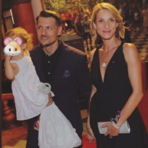 Zuzana Kanócz Instagram - Bol to pre nás veľký deň 🦋Hlavne teda pre Juraja. Dlhoočakávaná Pražská premiéra filmu Šarlatán, kde zahral po boku Ivana Trojana neskutočne dobre.Vždy som vedela že je Juraj mimoriadne dobrý herec, ale ajtak ma svojim výkonom prekvapil ❤️O Ivanovi ani nehovorím! Proste hrali ako páni, a dovolím si trvrdiť že doteraz ani jeden nezahral tak dobre a výnimočne ako v tomto filme. Nie...Oni totiž nehrali. Oni to žili .  Verím že toho boli schopni aj vďaka režisérke a žene s veľkým srdcom Agniezska Holland 🤍. Bol to silný zážitok , krásny večer v spoločnosti tvorcov a umelcov na svetovej úrovni. Snímam klobúk pred všetkými!! Vytvorili ste krásne a výnimočné dielo, ktoré zanechá stopu! To je v dnešnej dobe veľmi vzácne a dôležité!!! 🙏🏻🙏🏻🙏🏻. Bravooo @filmsarlatan 🦋  Za krásne šaty ďakujem @petra_weingart, tvorí prevažne módu na každodenné nosenie, jednoduchú, čistú, minimal #nosimsk  Za vlasky by som rada takto verejne poďakovala svojej dlhoročnej kamarátke @anett_vano💋