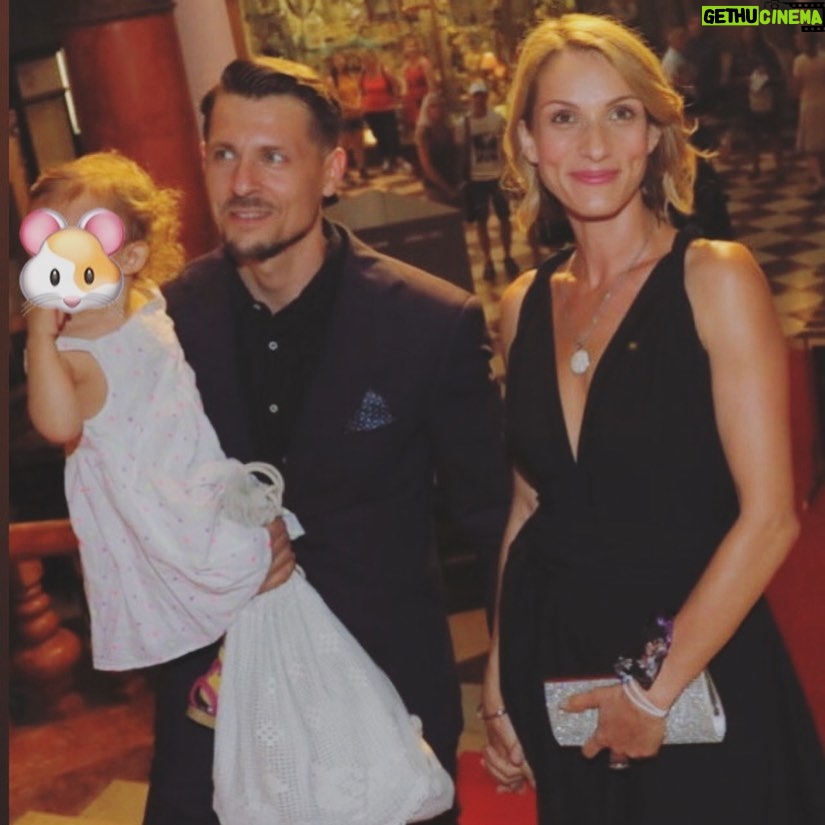 Zuzana Kanócz - 2.1K Likes - Bol to pre nás veľký deň 🦋Hlavne teda pre Juraja. Dlhoočakávaná Pražská premiéra filmu Šarlatán, kde zahral po boku Ivana Trojana neskutočne dobre.Vždy som vedela že je Juraj mimoriadne dobrý herec, ale ajtak ma svojim výkonom prekvapil ❤️O Ivanovi ani nehovorím! Proste hrali ako páni, a dovolím si trvrdiť že doteraz ani jeden nezahral tak dobre a výnimočne ako v tomto filme. Nie...Oni totiž nehrali. Oni to žili . Verím že toho boli schopni aj vďaka režisérke a žene s veľkým srdcom Agniezska Holland 🤍. Bol to silný zážitok , krásny večer v spoločnosti tvorcov a umelcov na svetovej úrovni. Snímam klobúk pred všetkými!! Vytvorili ste krásne a výnimočné dielo, ktoré zanechá stopu! To je v dnešnej dobe veľmi vzácne a dôležité!!! 🙏🏻🙏🏻🙏🏻. Bravooo @filmsarlatan 🦋 Za krásne šaty ďakujem @petra_weingart, tvorí prevažne módu na každodenné nosenie, jednoduchú, čistú, minimal #nosimsk Za vlasky by som rada takto verejne poďakovala svojej dlhoročnej kamarátke @anett_vano💋