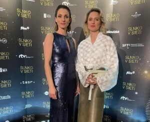 Zuzana Kanócz Instagram - Mala som tú česť odovzdávať jednu z  národných filmových  cien  @slnko_v_sieti .  Bol to výnimočný večer kedy slobodne  odozneli  silné , úprimné a pravdivé slová .  Všetkým oceneným  a nominovaným  zo srdca blahoželám .  Ďakujem @mikloskofashiondesign za krásne šaty 💙  Majke Repkovej 💋za make up  @lukaslatinak tebe  ďakujem za Teba 💗