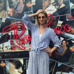 Zuzana Kanócz Instagram - 🌴Ak budete na Tyršáku  skočte si do Ray-Ban stánku vyskúšať úplne najnovšie modely tejto , myslím, že veľmi obľúbenej značky . Sú krásne  a veru je z čoho vyberať 😅 A ak nie ste na tyrsaku tak tam choďte ! Ešte dnes a zajtra na vás čakajú ochotní a milí ľudkovia  z @rayban 😎. Tiež som sa dlho rozhodovala že ktoré ... vyhrali okrúhle kovové 🐼😂 cítim sa v nich šmrncovne, by som povedala 🦋sú krásne !!! #rayban #raybansunglasses #leto #tyrsak #bratislava #okuliare #slnko #slnecneokuliare #summerstyle #summermood