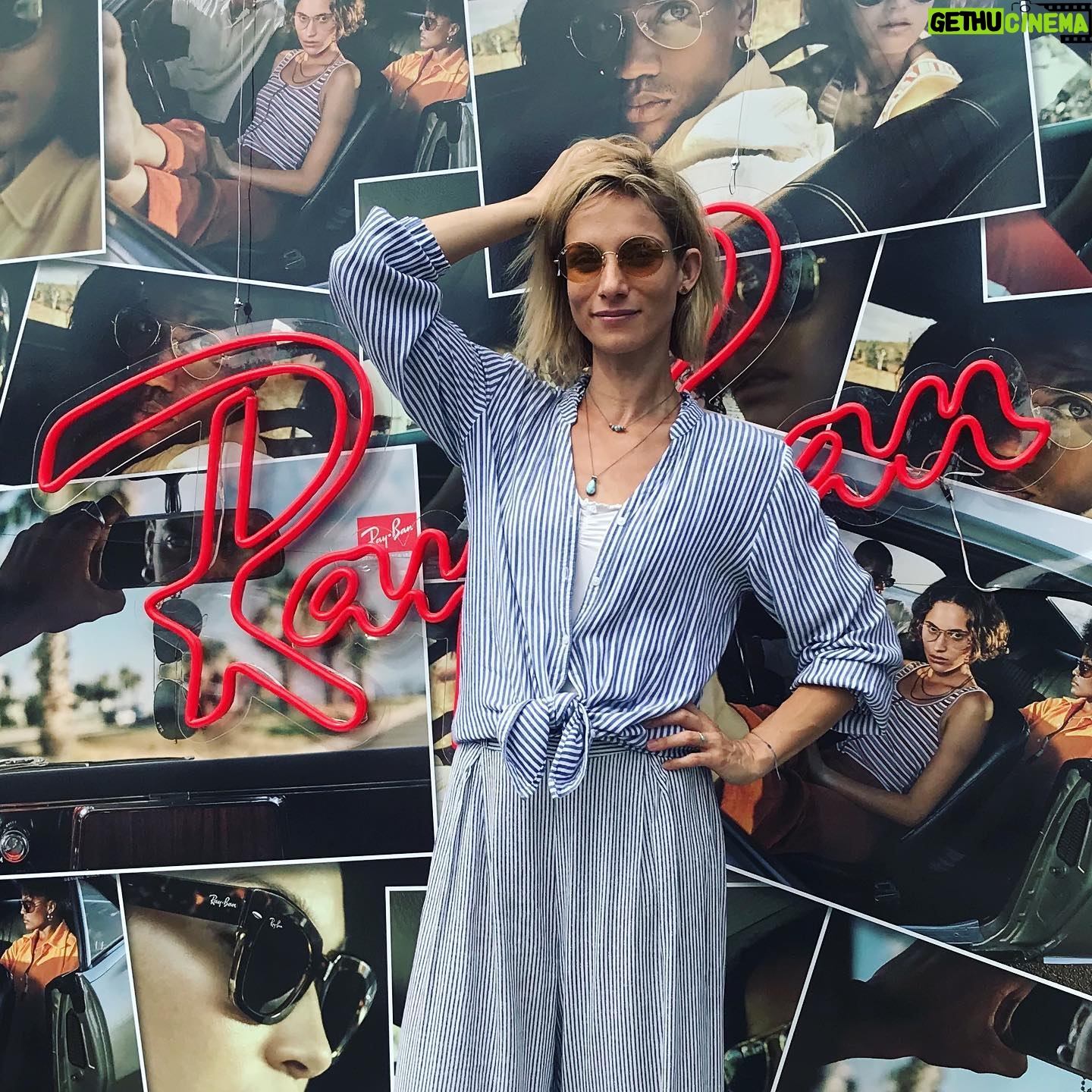 Zuzana Kanócz - 613 Likes - 🌴Ak budete na Tyršáku skočte si do Ray-Ban stánku vyskúšať úplne najnovšie modely tejto , myslím, že veľmi obľúbenej značky . Sú krásne a veru je z čoho vyberať 😅 A ak nie ste na tyrsaku tak tam choďte ! Ešte dnes a zajtra na vás čakajú ochotní a milí ľudkovia z @rayban 😎. Tiež som sa dlho rozhodovala že ktoré ... vyhrali okrúhle kovové 🐼😂 cítim sa v nich šmrncovne, by som povedala 🦋sú krásne !!! #rayban #raybansunglasses #leto #tyrsak #bratislava #okuliare #slnko #slnecneokuliare #summerstyle #summermood