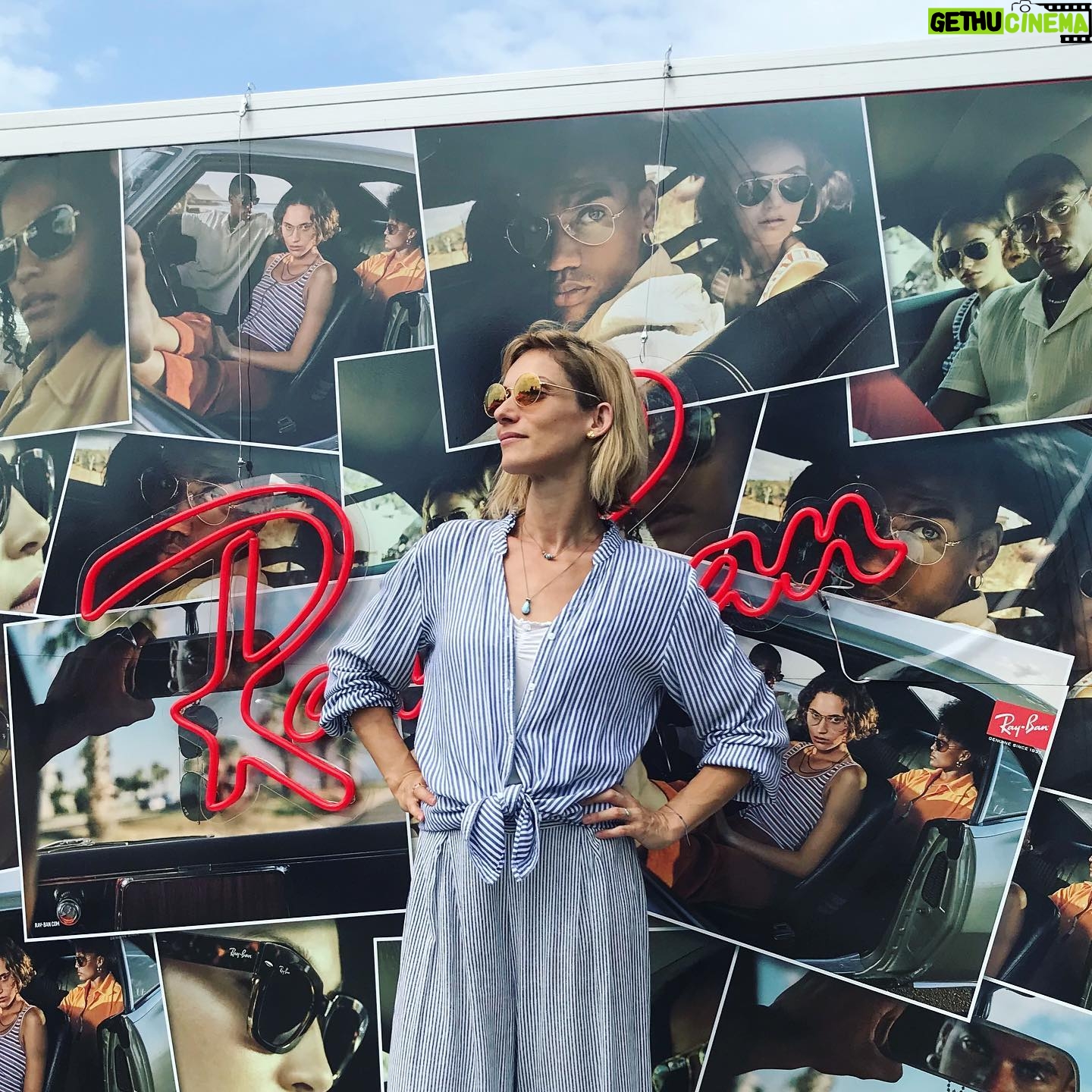 Zuzana Kanócz - 613 Likes - 🌴Ak budete na Tyršáku skočte si do Ray-Ban stánku vyskúšať úplne najnovšie modely tejto , myslím, že veľmi obľúbenej značky . Sú krásne a veru je z čoho vyberať 😅 A ak nie ste na tyrsaku tak tam choďte ! Ešte dnes a zajtra na vás čakajú ochotní a milí ľudkovia z @rayban 😎. Tiež som sa dlho rozhodovala že ktoré ... vyhrali okrúhle kovové 🐼😂 cítim sa v nich šmrncovne, by som povedala 🦋sú krásne !!! #rayban #raybansunglasses #leto #tyrsak #bratislava #okuliare #slnko #slnecneokuliare #summerstyle #summermood