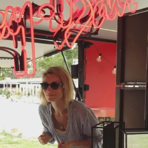 Zuzana Kanócz Instagram - 🌴Ak budete na Tyršáku  skočte si do Ray-Ban stánku vyskúšať úplne najnovšie modely tejto , myslím, že veľmi obľúbenej značky . Sú krásne  a veru je z čoho vyberať 😅 A ak nie ste na tyrsaku tak tam choďte ! Ešte dnes a zajtra na vás čakajú ochotní a milí ľudkovia  z @rayban 😎. Tiež som sa dlho rozhodovala že ktoré ... vyhrali okrúhle kovové 🐼😂 cítim sa v nich šmrncovne, by som povedala 🦋sú krásne !!! #rayban #raybansunglasses #leto #tyrsak #bratislava #okuliare #slnko #slnecneokuliare #summerstyle #summermood
