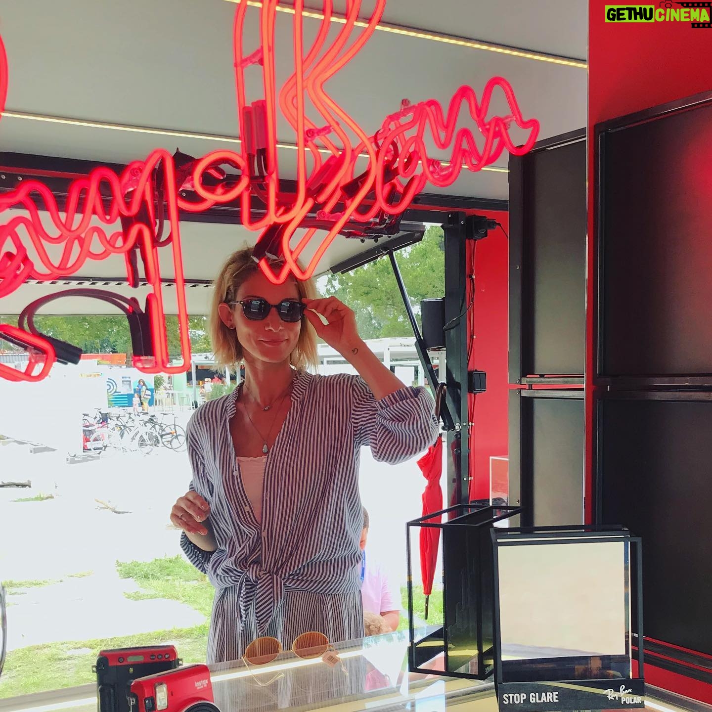 Zuzana Kanócz - 613 Likes - 🌴Ak budete na Tyršáku skočte si do Ray-Ban stánku vyskúšať úplne najnovšie modely tejto , myslím, že veľmi obľúbenej značky . Sú krásne a veru je z čoho vyberať 😅 A ak nie ste na tyrsaku tak tam choďte ! Ešte dnes a zajtra na vás čakajú ochotní a milí ľudkovia z @rayban 😎. Tiež som sa dlho rozhodovala že ktoré ... vyhrali okrúhle kovové 🐼😂 cítim sa v nich šmrncovne, by som povedala 🦋sú krásne !!! #rayban #raybansunglasses #leto #tyrsak #bratislava #okuliare #slnko #slnecneokuliare #summerstyle #summermood