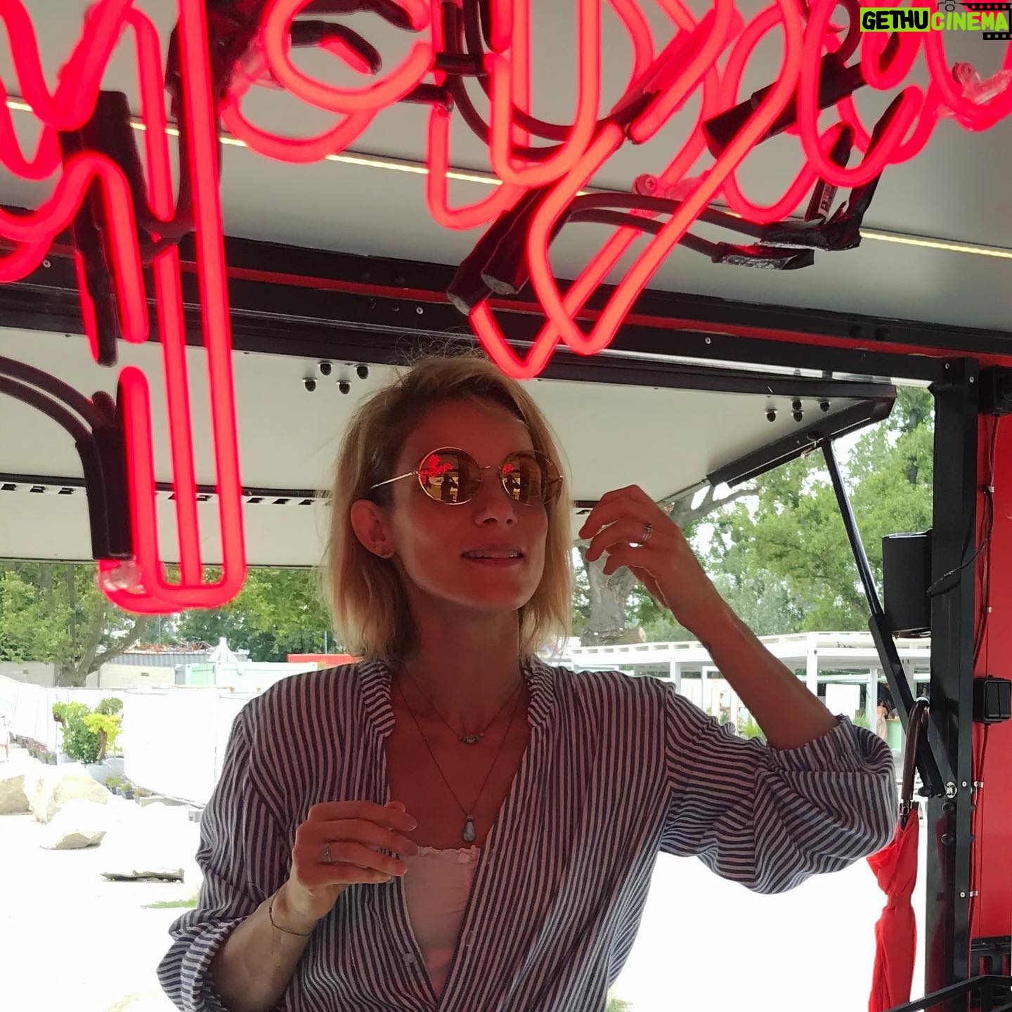 Zuzana Kanócz - 613 Likes - 🌴Ak budete na Tyršáku skočte si do Ray-Ban stánku vyskúšať úplne najnovšie modely tejto , myslím, že veľmi obľúbenej značky . Sú krásne a veru je z čoho vyberať 😅 A ak nie ste na tyrsaku tak tam choďte ! Ešte dnes a zajtra na vás čakajú ochotní a milí ľudkovia z @rayban 😎. Tiež som sa dlho rozhodovala že ktoré ... vyhrali okrúhle kovové 🐼😂 cítim sa v nich šmrncovne, by som povedala 🦋sú krásne !!! #rayban #raybansunglasses #leto #tyrsak #bratislava #okuliare #slnko #slnecneokuliare #summerstyle #summermood