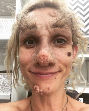 Zuzana Kanócz Instagram - 🐷 Tak na toto som sa veľmi tešila . 4 hodiny v  maskérskom kresle, cca 1 hodina pred kamerou , cca 5 sekúnd vo výsledku na konci rozprávky.  A to ešte neviem koľko času strávil maskér  v dielni prípravou  nosa obočia a bradavíc . Vzdávam hold všetkým umeleckým maskérom!!! Moje české maskérske trio bolo dokonalé. Ďakujem Vám !!! 🤍

.
@jakubzombifx 🧟‍♀️
@petra.smelko 
.
.

#movie #onset #rozpravka #oliecivejvode #makeup #makeupartist