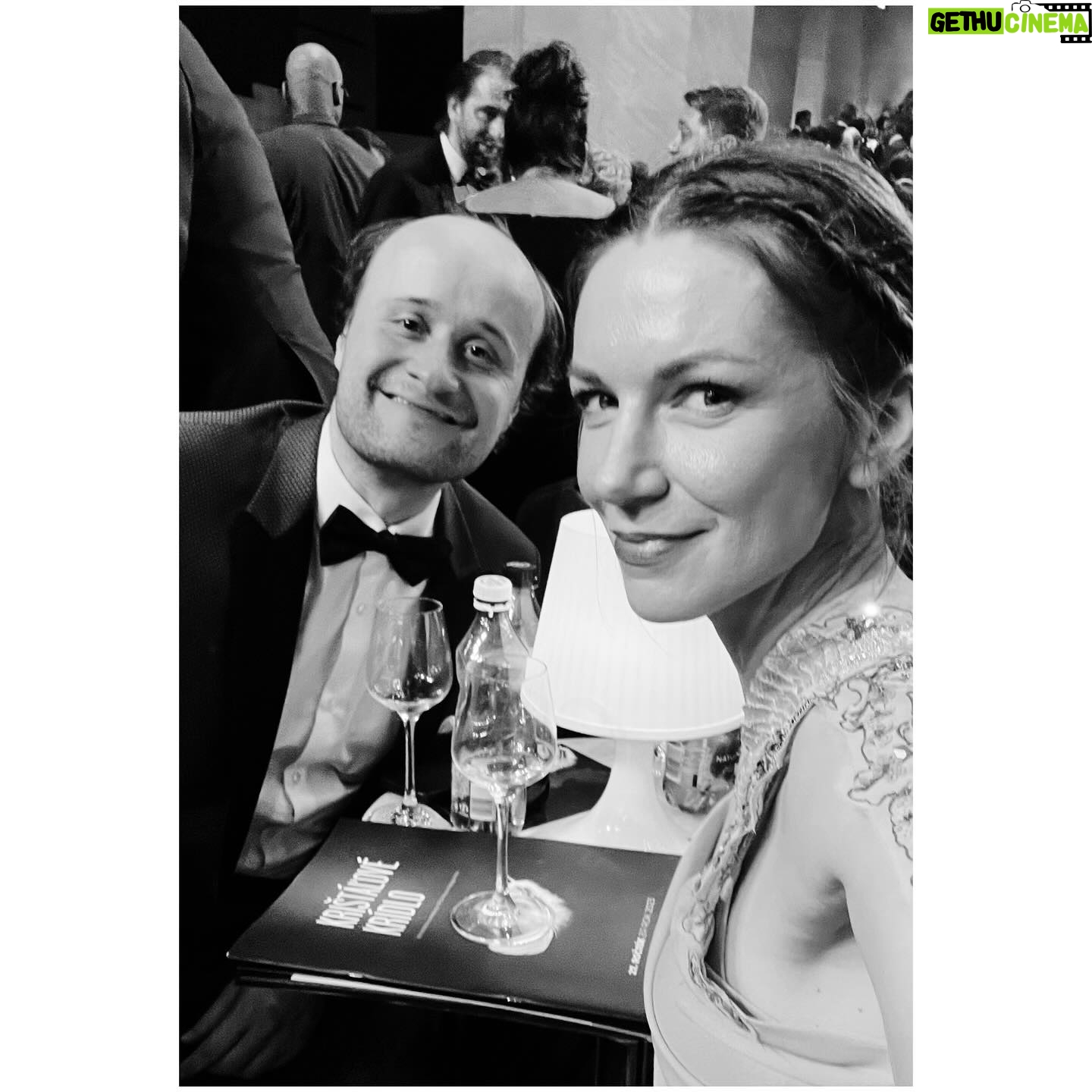 Zuzana Smatanová - 1.7K Likes - Ďakujem @kristalovekridlo za nomináciu v kategórii Populárna hudba ♥️🪽 večer som si užila v šatách od môjho drahého @borishanecka 🩵 a nebol by to on, keby veciam nedal niečo navyše 🩼✨🩼 flitrový tuning! 🤩 vlasy mi učesala my dear @renatamarova 🤍
a veselú spoločnosť pri stole nám robil @danielfischer_ojv 🥂 gratulujem všetkým víťazom! 👏🏼
.
#kristalovekridlo #nominacia #popularnahudba #galavecer #zuzanasmatanova #danielfisher #borishanecka #renatamarova #tuning🩼