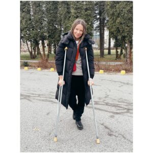 Zuzana Smatanová Instagram - Ahojte priatelia, nasledujúcich pár týždňov ma uvidíte takto… mám dve nové kamošky 🩼🩼 Nebojte sa, nič vážne ♥️ pol roka som čakala na včerajšiu operáciu. Zašívali mi bedrové labrum, ktoré mi prasklo ešte minulý rok pri nejakom páde/úraze a už dlhý čas som chodila s bolesťou. Všetko dobre dopadlo, skvelí opravári v Košiciach opravili🪡 ale musí sa to samozrejme zahojiť a zrehabilitovať. Preto mi odpustite absenciu jarných koncertov. Po fyzioterapiách vám sľubujem, že sa zase spolu dosýta vyskáčeme na letných festivaloch, už sa na to s kapelou fakt tešíme!! 🤸🏻‍♀️😎✌🏼 o pár dní prídu hudobné novinky, buďte v strehu 😉 vaša z.
.
#kamosky #bakule #labrumsurgery #budedobre #pajdo #zuzanasmatanova #styrinohy #hudobnenovinky #soon