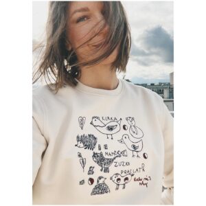 Zuzana Smatanová Instagram - Toto je a bude už navždy moja najobľúbenejšia mikina 🥰 uvidíte ma v nej veľakrát 😎 sú na nej vyšité moje kresbičky, keď som mala 3 roky 👧🏻 (posledné dva obrázky ako dôkaz ;) Takýto úžasný nápad s vyšitými detskými kresbami na mikinách robí @tuhaart ♥️ ďakujem za darček 🥹
.
#zuzanasmatanova #tuhaart #zuzkamatriroky #detskakresba #mikina #mojekresbicky #malazuzka #byme #special #oblubenamikina