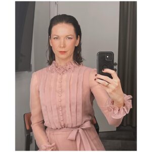 Zuzana Smatanová Instagram - Ďakujem @ceny_andel za nomináciu albumu Rozprávač v kategórii Slovenský album roka ♥️ ďakujeme za to, že pozeráte aj za hranice a sledujete našu hudobnú scénu. Ďakujeme, že sa prirodzene spájame, že sme stále v niečom spolu, že prepájame naše farby s vašimi, že tým, ktorí to nechápu, ukazujete, že v umení a v kultúre skrátka neexistujú hranice, zákazy, rušenie a iba jedna farba a žiadna iná. My umelci máme na toto všetko oveľa silnejšiu a láskavú protizbraň, naše umenie a to mieri priamo do srdca ľudí, kde zákazy skrátka neplatia. 🫀 gratulujem všetkým víťazom, aj nášmu Hexu!
.
Večer som si užila v spoločnosti muzikantov, kolegov, a hlavne @kapelahighland 🙌🏼 
.
PS: mám na sebe krásne vintage šaty z dielne kalifornskej dizajnérky Emmy Domb, ktorá tvorila v rokoch 1939-1974.
💗 Sú naozaj také staré, kúpila som si ich cez vitage eshop a sú ľahké a vzdušné ako pierko 🪶
.
#cenyandel #umeniebezhranic #hudobnascena #czsk #nominacia #slovenskyalbumroka #zuzanasmatanova #rozpravac #praha #galavecer #hudobnaslavnost #dress #saty #emmadombdress #vintage #victorian