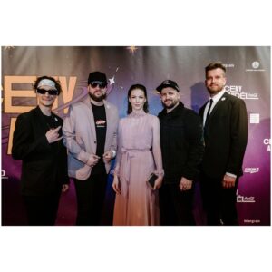 Zuzana Smatanová Instagram - Ďakujem @ceny_andel za nomináciu albumu Rozprávač v kategórii Slovenský album roka ♥️ ďakujeme za to, že pozeráte aj za hranice a sledujete našu hudobnú scénu. Ďakujeme, že sa prirodzene spájame, že sme stále v niečom spolu, že prepájame naše farby s vašimi, že tým, ktorí to nechápu, ukazujete, že v umení a v kultúre skrátka neexistujú hranice, zákazy, rušenie a iba jedna farba a žiadna iná. My umelci máme na toto všetko oveľa silnejšiu a láskavú protizbraň, naše umenie a to mieri priamo do srdca ľudí, kde zákazy skrátka neplatia. 🫀 gratulujem všetkým víťazom, aj nášmu Hexu!
.
Večer som si užila v spoločnosti muzikantov, kolegov, a hlavne @kapelahighland 🙌🏼 
.
PS: mám na sebe krásne vintage šaty z dielne kalifornskej dizajnérky Emmy Domb, ktorá tvorila v rokoch 1939-1974.
💗 Sú naozaj také staré, kúpila som si ich cez vitage eshop a sú ľahké a vzdušné ako pierko 🪶
.
#cenyandel #umeniebezhranic #hudobnascena #czsk #nominacia #slovenskyalbumroka #zuzanasmatanova #rozpravac #praha #galavecer #hudobnaslavnost #dress #saty #emmadombdress #vintage #victorian