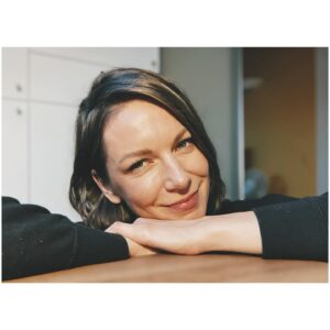 Zuzana Smatanová Instagram - Za normálnych okolností, by som už aktuálne sedela za mojim ilustrátorským stolom a robila si prvé náčrtky na moju vlastnú detskú knižku, ktorá by teoreticky vyšla na jeseň ✨🧚🏼‍♀️ viete, že k tomuto kroku prirodzene smerujem odkedy som začala v roku 2021 s prvou knižkou Peter Nagy pre deti 🥰 ALE tento rok to naozaj zostane iba pri sketchovaní a prípravách, chcem si to celé do detailov vymyslieť, aby to bola naozaj krásna práca se-vším-všudy, na čo budem môcť byť opäť hrdá. Tento rok bude teda zase viac hudobný a takto na konci januára sa môžete už tešiť na dve februárové novinky 🎶✨ Pripravení?😎
.
#ruready #hudobnyrok #zuzanasmatanova #mojaknizka #pripravy #illustrator #musician #artist #thisyear #tentorok #myyear
