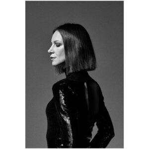 Zuzana Smatanová Instagram - “Všade o tom hovorí, len chce byť zaujímavá.” Vyberám jeden z mála komentov… Je takých len pár, a nepohnem nad nimi ani brvou, ale predsalen, jedna vec… Viete, mohla som si to nechať pre seba. Mohla som si s tou skúsenosťou vyhorenia a ťažkej depresie žiť v súkromí a už pár rokov s úsmevom vyliečeného človeka spomínať na to, ako mi vtedy smrť dýchla na krk a ticho pozerať na to, ako sa trápia iní a “mať v paži”. Mohla som byť ticho a ani by ste netušili. Ako o desiatkach iných súkromných veciach, ktoré nikomu nevešiam na nos, lebo byť tá “zaujímavá” otvorená skriňa mi nikdy nebolo vlastné. Nepotrebujem byť zaujímavá v bulvárnych témach, to pokojne nechám na iných. Ale, odpusťte, mám v sebe zmysel hovoriť o súkromí vtedy, keď viem, že to má zmysel. Nechcem písať, koľko ľudí sa mi ozvalo, kde mi ďakujú za to, že som to urobila. To je info len pre mňa, ale vždy mám slzu v očiach. Nemám za to nič a nakoniec, nerobím to pre seba. Rozprávam o tom, lebo ma volajú na rozhovory, zaujímajú sa o tému duševného zdravia a vždy ten svoj úspešne vyhratý boj prídem porozprávať, lebo nikdy neviem, komu to vo vhodnej chvíli zachráni život. Možno raz aj takým, ktorí o tom aktuálne nič nevedia a smejú sa. Osvetu, že pomoc existuje, treba hovoriť dokola! Ak to mám robiť ja, tak budem. S láskou a z čistej človečiny. z
.
#pomocexistuje #clovecina #dusevnezdravie #osveta #mojaskusenost #hovorotom #zdielajto #zuzanasmatanova #vyhorenie #depresia #rozpravac