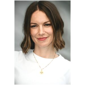 Zuzana Smatanová Instagram - Poznáš tie dni, keď sa ti zdá, že si ako výlevka drezu, kde sa zlieva všetok emočný bordel, kopec negatívnych pocitov, krívd a neférovosti… keď si hovoríš, že sa na všetko vykašleš, lebo tvoja snaha nemá zmysel a máchaš sa v tom bez konca kraja… všetci také občas máme… Ja už viem ako na seba. To je moja škola skúsenosti a zhruba stovka terapií (pri liečení z vyhorenia). Mám kľúč na svoje emócie a viem ako ho použiť 🗝️ Prvé otočenie kľúča je úsmev. Psychologicky skrátka funguje, niečo pozitívne v mozgu sa aktivuje pomocou svalov na tvári. To dokázali štúdie. A druhé otočenie kľúča je prijatie / akceptovanie reality… Hotovo :) Ok, nie je to také jednoduché, chce to tréning a hlavne, nájsť v sebe svoju hodnotu. Keď si hlboko v sebe uvedomíš, že si viac ako len nejaká aktuálna negatívna emócia, a aj viac, ako ťa vidí niekto iný. Lebo si. Lebo ty vieš, že všetko, čo robíš, zmysel má, len sa ukáže možno trochu neskôr, ako to očakávaš. Hore hlavu, smile! ☺️
.
#smile #usmev #foto Matúš Tunega