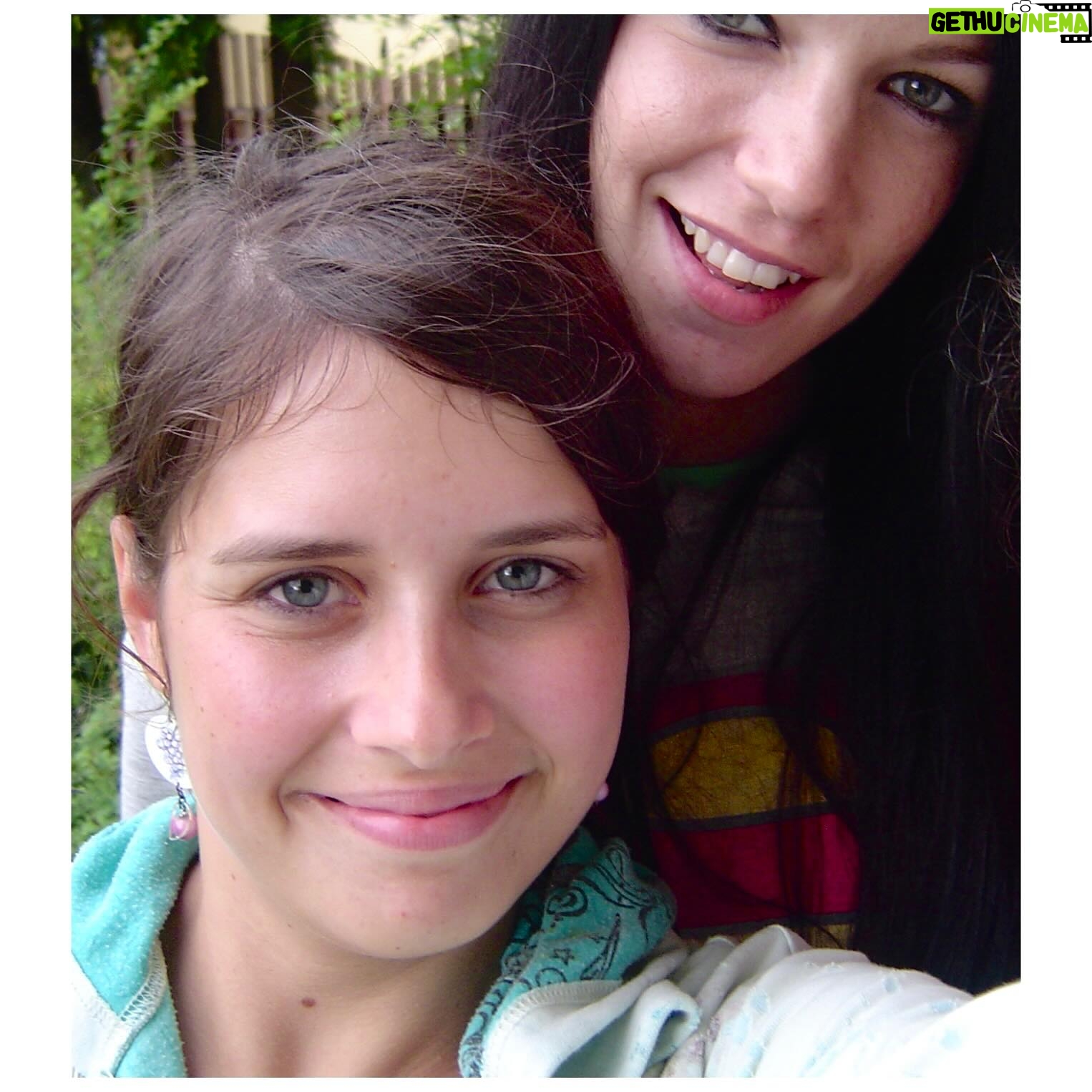 Zuzana Smatanová - 2K Likes - 💥8.8.2010 / “Zuzi, sú tu nejaké dve dievčatá na bicykloch a chcú sa s tebou odfotiť” …povedala mi mama po tom, čo niekto zazvonil na náš zvonček…
Vyšla som von a urobila som si s nimi fotku. Tá fotka mi prišla do mailu asi pred troma rokmi od Simy Martausovej (dnes už Magušinovej) 😀 “Zuzka, pamätáš si toto?” spýtala sa ma a mňa vyzulo!! 😀😂 poznámka: Nikdy nevieš, kedy sa s tebou fotí tvoja budúca kolegyňa ✌🏼😎
@simamagusinova vďaka za tento artefakt 🫶🏼😁
.
#pravek #mydve #simamartausova #simamagusinova #zuzanasmatanova #2010 #14rokov #pozooor #halo #dejiny #kolegyne #dusedivoke #songwriters #singers #girls #ňuňu