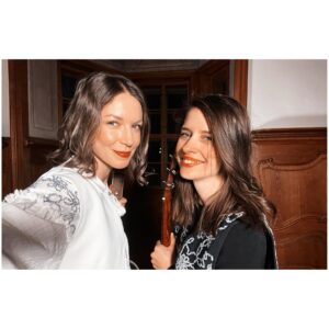Zuzana Smatanová Instagram - Dve DUŠE DIVOKÉ vám ďakujú za krásne odozvy na našu spoluprácu 🥰 @simamagusinova ešte pouvažujeme nad zverejnením našej prvej fotky spred 15 rokov 😅😜
.
#dusedivoke #simamagusinova #simamartausova #zuzanasmatanova #spolupraca #song #duet #slovakia