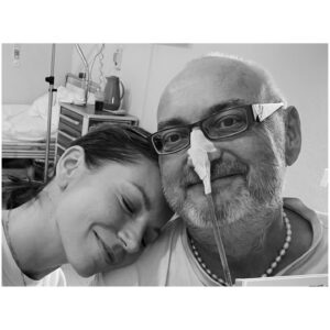 Zuzana Smatanová Instagram - Marcelko….. plačem….. 
…viem viem… viem, že by si to nechcel, hovoril si mi to stále, keď sme sa objali….. chcel si, nech sa všetci usmievame, aby sme oslavovali život, aby sme prišli na Tvoju rozlúčku vo farebnom…. všetko viem… ale nedá sa 💔💧Kto Ťa poznal osobne, vie, že dobúchalo jedno obrovské ľudské srdce…🫀
Pamätáš, keď sme sa videli naposledy? Hral si v divadle a ja som Ti v stoji tlieskala ako asi nikdy nikomu… hral si s takou radosťou, ako keby Ti nič nebolo, smiala som sa strašne a tiekli mi slzy ako malému decku, taká som bola šťastná, že zase hráš, lebo si to tak veľmi chcel… a vo vašej šatni sme plakali od dojatia všetci… Ty si rozdával lásku a úsmev úplne všade a všetkým… Tvoja posledná hlasová správa znela akoby si nikdy nemal odísť, spieval si mi v nej, smial sa a chcel si, aby som Ti zaspievala späť… “nech sa deje čo sa má-á-á”, tú si mal rád, ňou si ma vždy v nemocnici privítal… Marcelik, šťastnú cestu tam hore, alebo za dúhový most, kamkoľvek si šiel 🦄🌈 nikdy na Teba nezabudnem ♥️🕊️ úprimnú sústrať celej Tvojej rodine 👐🏼 “DOVI”✌🏼môj drahý kamarát…
.
#marcelnemec #dovi💔