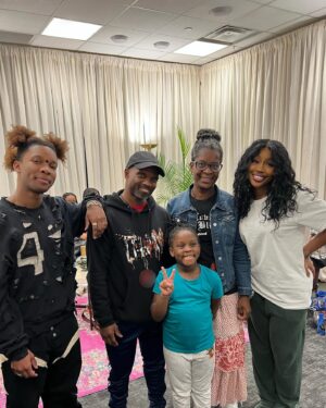 d4vd Instagram - 🆘 U.S TOUR DONEEEEE!!! SZA u mean the world to me I can't thank u enough for letting me be a part of such a beautiful concert experience. 6 weeks of inspiring me more and more everyday 🥹 I thank your wonderful family for the all kindness and love and your amazing team and crew for all their hard work!!! SZA STAN 4 LIFE ❤️❤️❤️